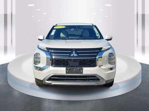 Used 2025 Mitsubishi Outlander SE image 2