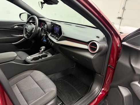 Used 2024 Chevrolet Trax RS FWD image 37