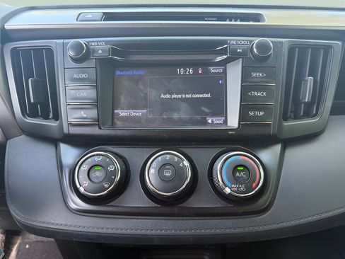 Used 2018 Toyota RAV4 LE FWD image 21