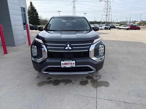 Used 2025 Mitsubishi Outlander SE image 7