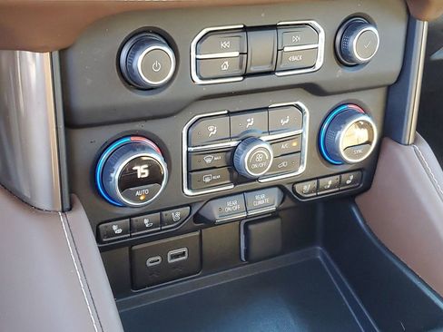 Used 2023 Chevrolet Suburban High Country image 22