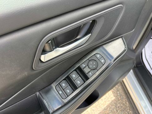 Used 2025 Nissan Rogue SV AWD/4WD image 12