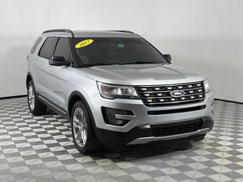 Used 2017 Ford Explorer XLT w/ Equipment Group 202A AWD/4WD image 3