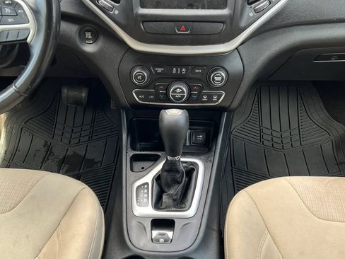 Used 2015 Jeep Cherokee Latitude w/ Comfort/Convenience Group FWD image 14