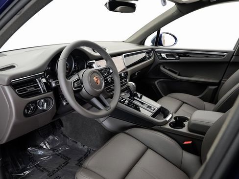 New 2025 Porsche Macan image 4