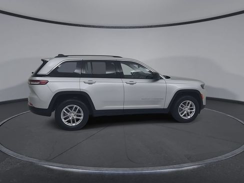 Used 2023 Jeep Grand Cherokee Laredo AWD/4WD image 18