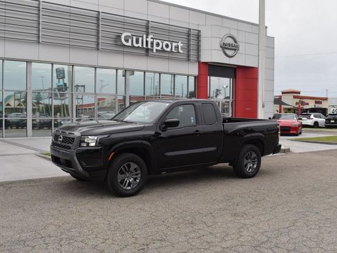 Used 2025 Nissan Frontier SV image 2