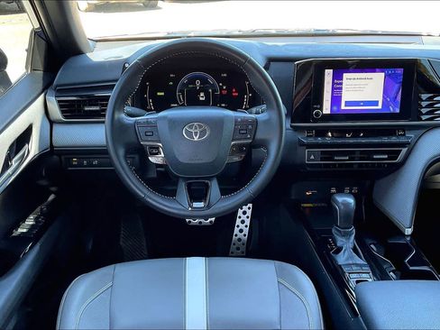 Used 2025 Toyota Camry SE w/ Convenience Package FWD image 5