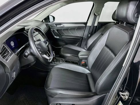 Used 2024 Volkswagen Tiguan SE w/ Panoramic Sunroof Package FWD image 9