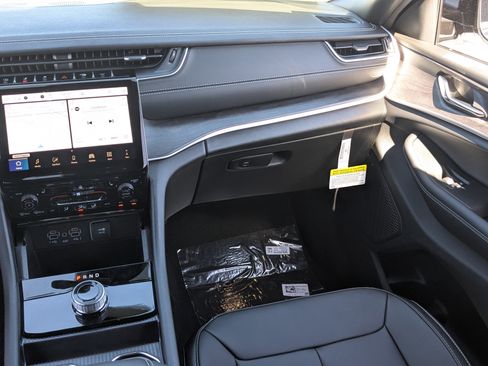 New 2025 Jeep Grand Cherokee Limited image 13