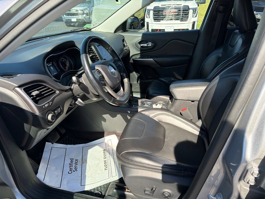 Used 2019 Jeep Cherokee Latitude Plus w/ Cold Weather Group AWD/4WD image 16