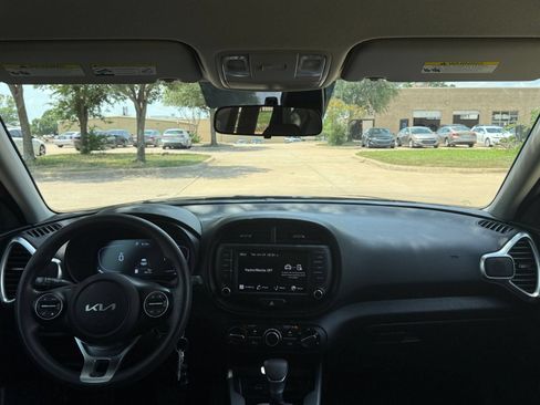 Used 2025 Kia Soul LX w/ LX Technology Package FWD image 33