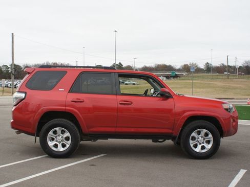 Used 2020 Toyota 4Runner SR5 image 18