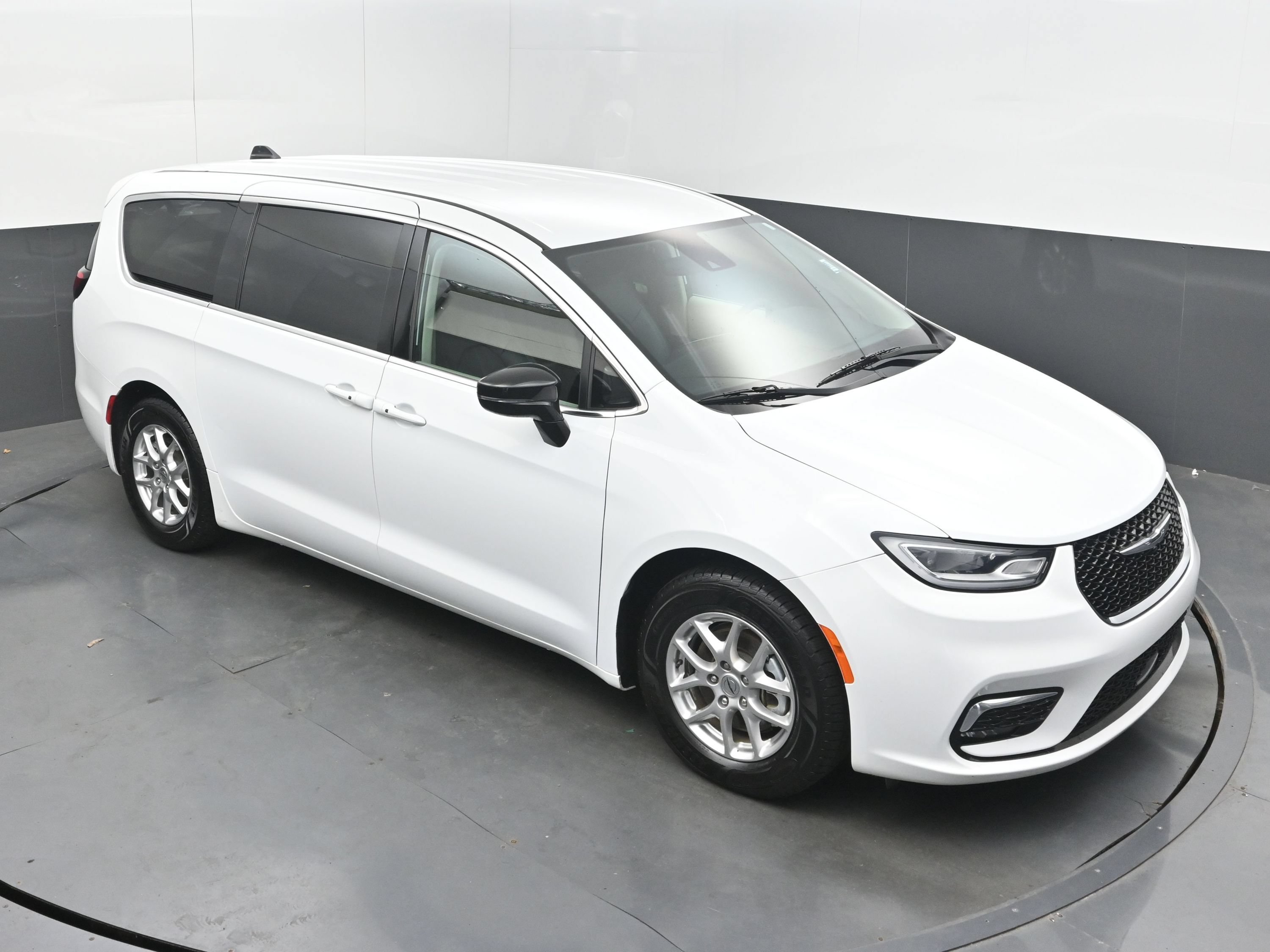Used 2024 Chrysler Pacifica Touring-L FWD image 34