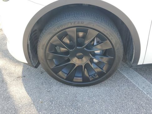 Used 2024 Tesla Model Y Long Range RWD image 11