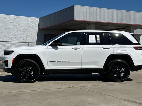 Used 2025 Jeep Grand Cherokee Altitude AWD/4WD image 6