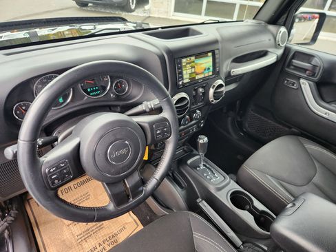 Used 2017 Jeep Wrangler Unlimited Sahara w/ Connectivity Group image 30
