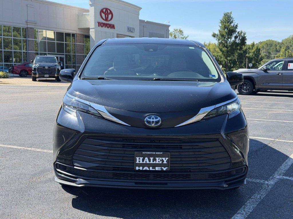 Used 2025 Toyota Sienna LE FWD image 24