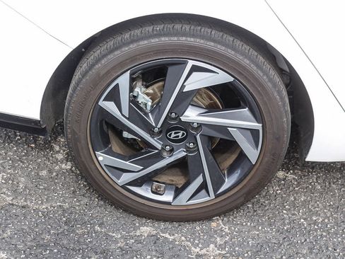 Used 2024 Hyundai Elantra Limited FWD image 11