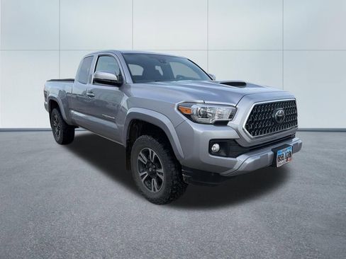 Used 2018 Toyota Tacoma TRD Sport image 3