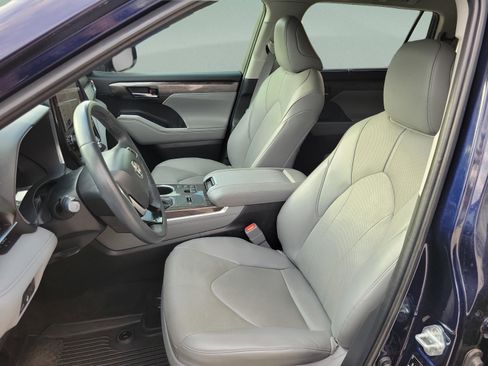 Used 2023 Toyota Highlander Limited FWD image 28