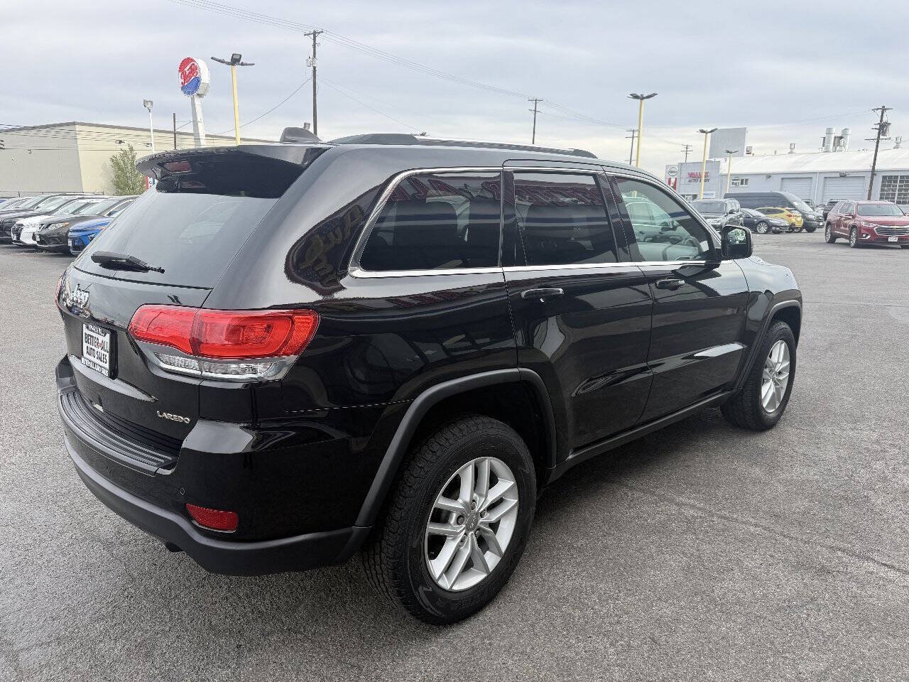 Used 2018 Jeep Grand Cherokee Laredo AWD/4WD image 5