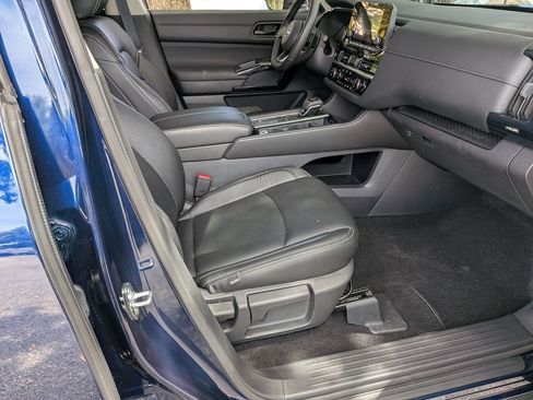 Used 2025 Nissan Pathfinder SV FWD image 28