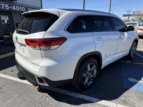 Used 2018 Toyota Highlander Limited Platinum image 4