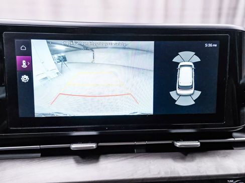 Used 2024 Kia Carnival EX image 27