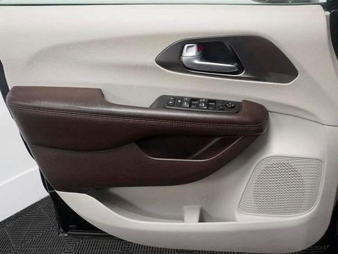 Used 2018 Chrysler Pacifica Touring-L image 36