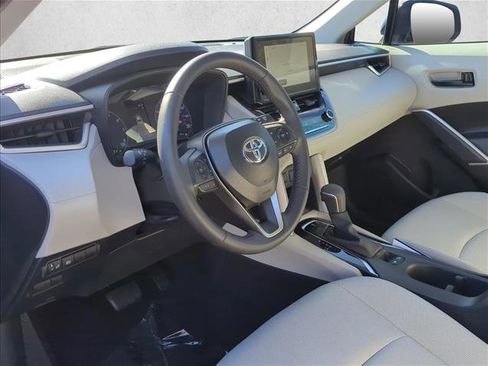 Used 2025 Toyota Corolla Cross LE image 9