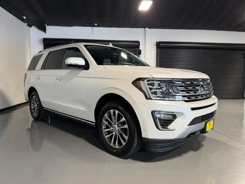 Used 2018 Ford Expedition Limited w/ Equipment Group 301A AWD/4WD image 3