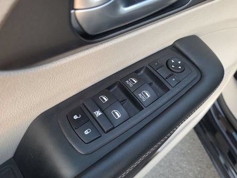 Used 2024 Chrysler Pacifica Touring-L FWD image 27