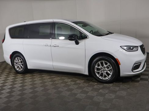 Used 2024 Chrysler Pacifica Touring-L image 20