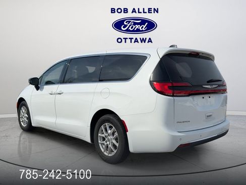 Used 2024 Chrysler Pacifica Touring-L image 5