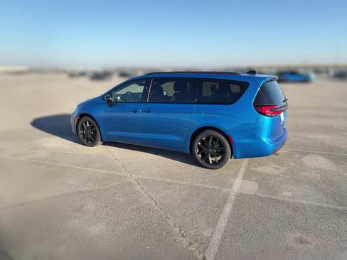 New 2026 Chrysler Pacifica Limited image 7