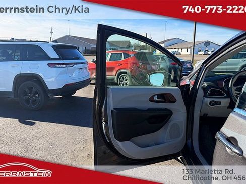 Used 2018 Chrysler Pacifica Limited w/ Tire & Wheel Group image 14
