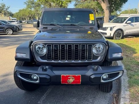 Used 2025 Jeep Gladiator Sport AWD/4WD image 9
