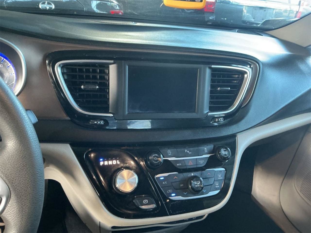 Used 2018 Chrysler Pacifica LX FWD image 10