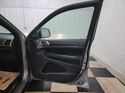 Used 2017 Jeep Grand Cherokee Limited image 32