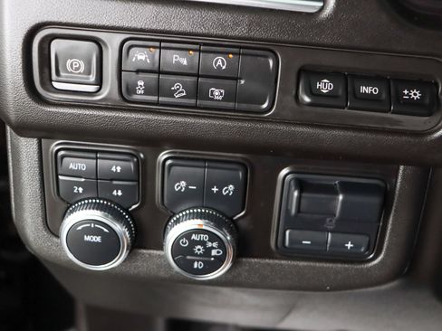 Used 2024 GMC Yukon XL AT4 w/ Technology Package AWD/4WD image 23