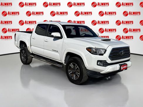 Used 2017 Toyota Tacoma TRD Sport image 4