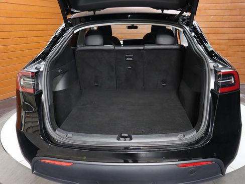 Used 2022 Tesla Model Y Long Range image 34