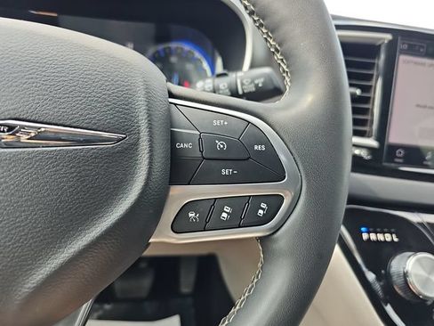 Used 2024 Chrysler Pacifica Touring-L FWD image 15