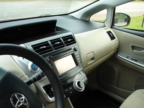 Used 2014 Toyota Prius V image 7