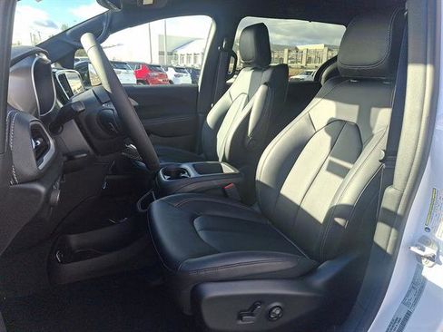 New 2026 Chrysler Pacifica Select image 11
