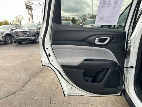 Used 2023 Jeep Compass Latitude AWD/4WD image 18