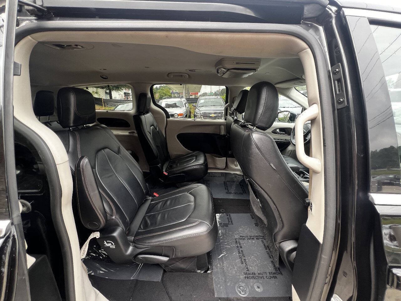 Used 2017 Chrysler Pacifica Touring-L FWD image 12