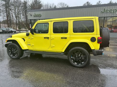 Used 2023 Jeep Wrangler Sahara w/ Cold Weather Group image 11
