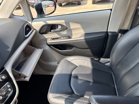 Used 2024 Chrysler Pacifica Touring-L FWD image 22